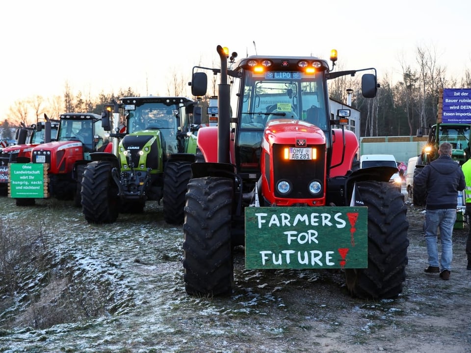 Traktor mit Plakat "Farmers for future"