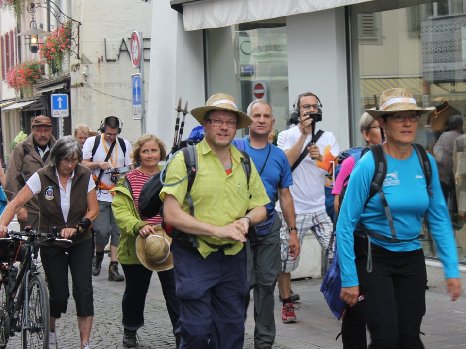 Ein Teil der Wandergruppe unterwegs in einer Gasse in der Aarauer Altstadt.