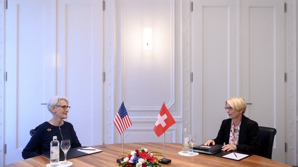 Wendy Sherman und Livia Leu sitzen am Tisch und unterhalten sich.