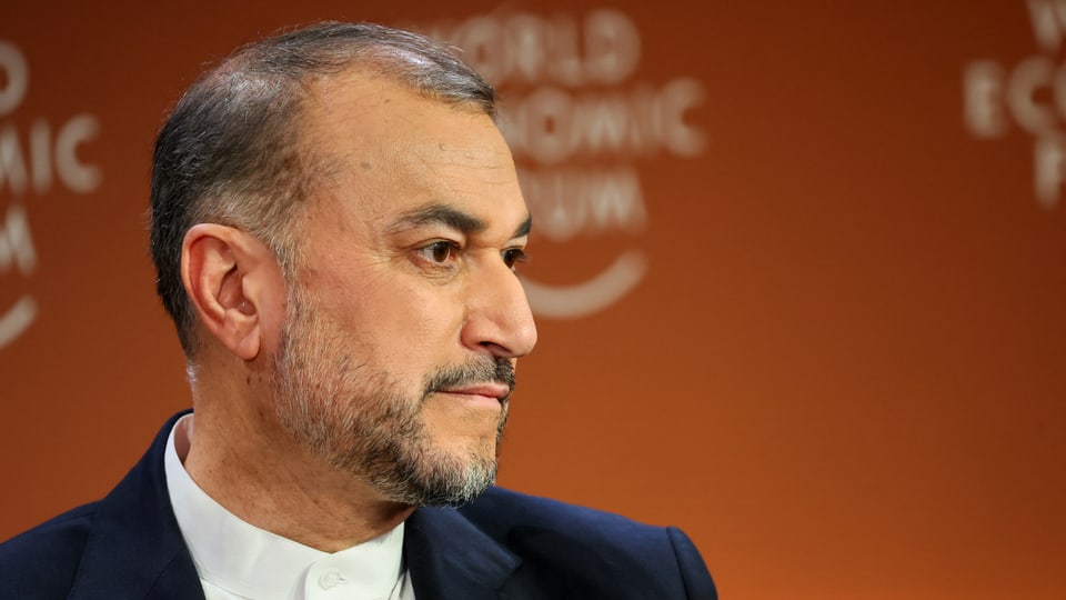 Der iranische Aussenminister Hossein Amir-Abdollahian blickt am WEF in Davos nachdenklich.