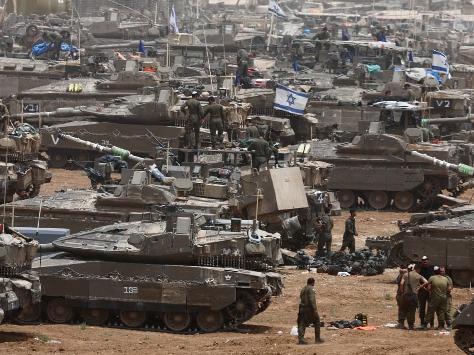 Israelische Soldaten im Gewirr von Panzern