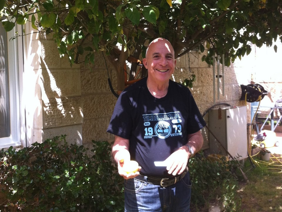 Jonathan Livny, Rechtsanwalt in Jerusalem und Gründer der «Israel Wagner-Society», im Schatten eines Orangenbaumes.