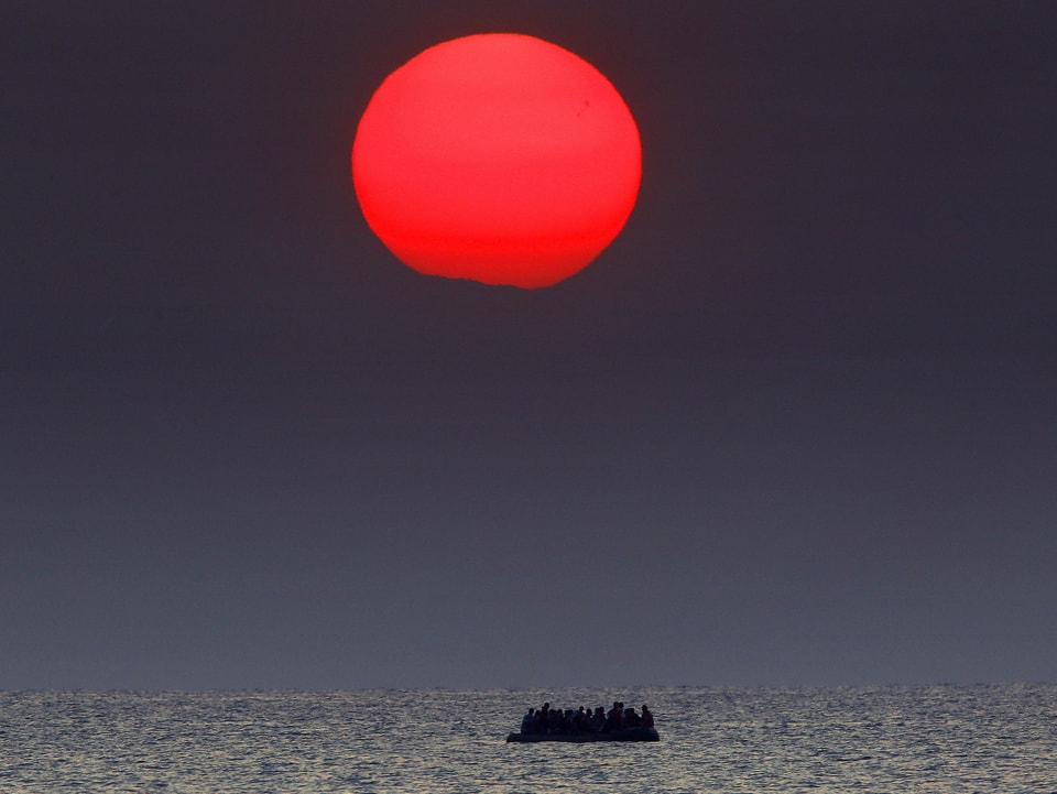 Flüchtlinge auf Boot in der Ägais. 