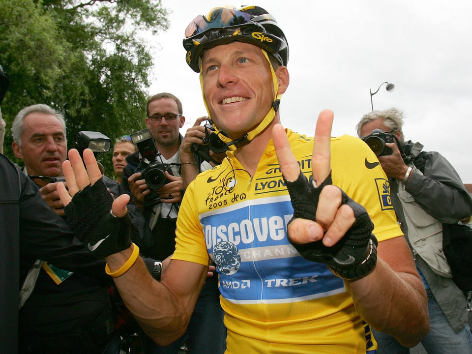 Der ehemalige Radprofi Lance Armstrong zeigt mit seinen Fingern die Zahl Sieben