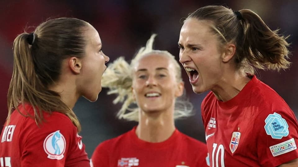Die Norwegerinnen feiern ihren vierten Treffer im Spiel gegen Nordirland.