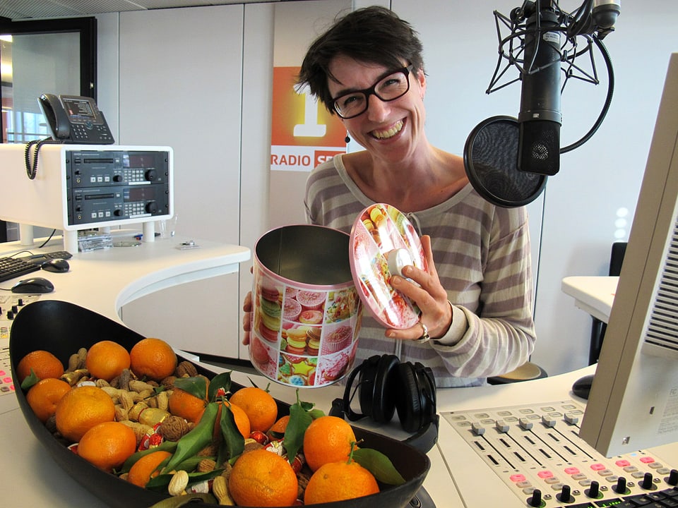 Moedratorin Joëlle Beeler im Radiostudio.