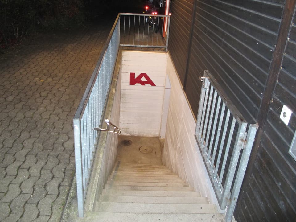 Eine unscheinbare Treppe führt hinab in den Kulturkeller. Es ist ein umgebauter Luftschutzkeller. 