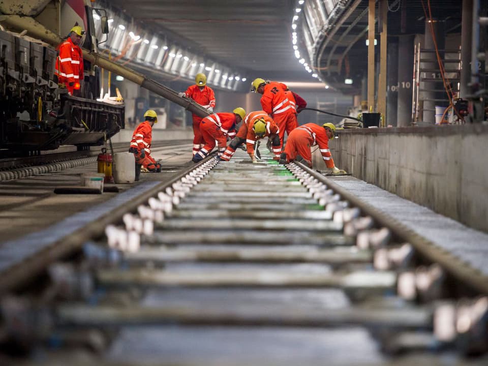 Arbeiter auf der Baustelle der Durchmesserlinie im Weinbergtunnel unter dem Hauptbahnhof in Zürich. (keystone)