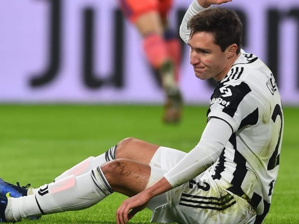 Federico Chiesa Federico Chiesa sitzt frustriert am Boden.