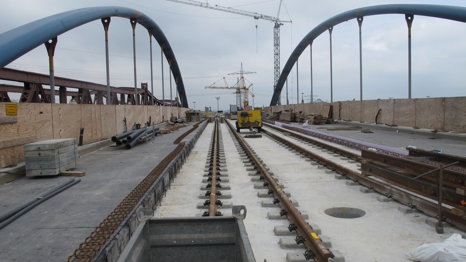 Tram-Trasse auf einer noch nicht ganz fertig gestellten neuen Brücke