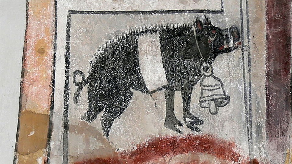 Wandmalerei: Schwein mit Glocke um den Hals