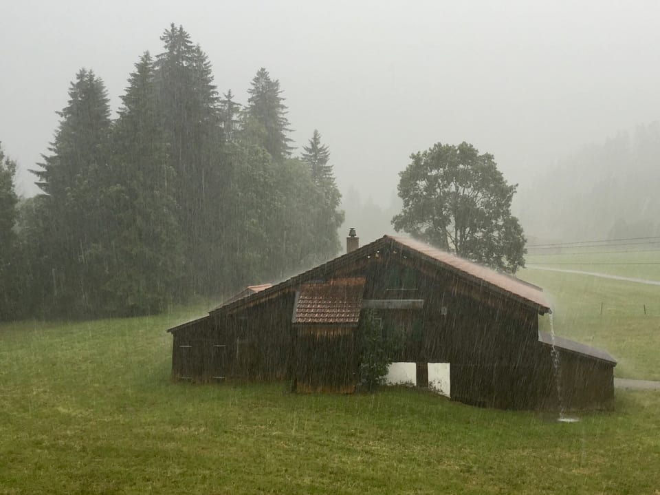 Ein Bauernhaus im Regen.