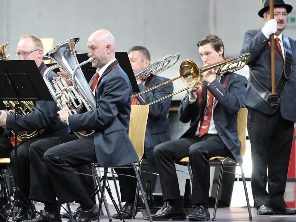 Eine Blasmusik spielt am Luzerner Kantonal-Musiktag 2019.