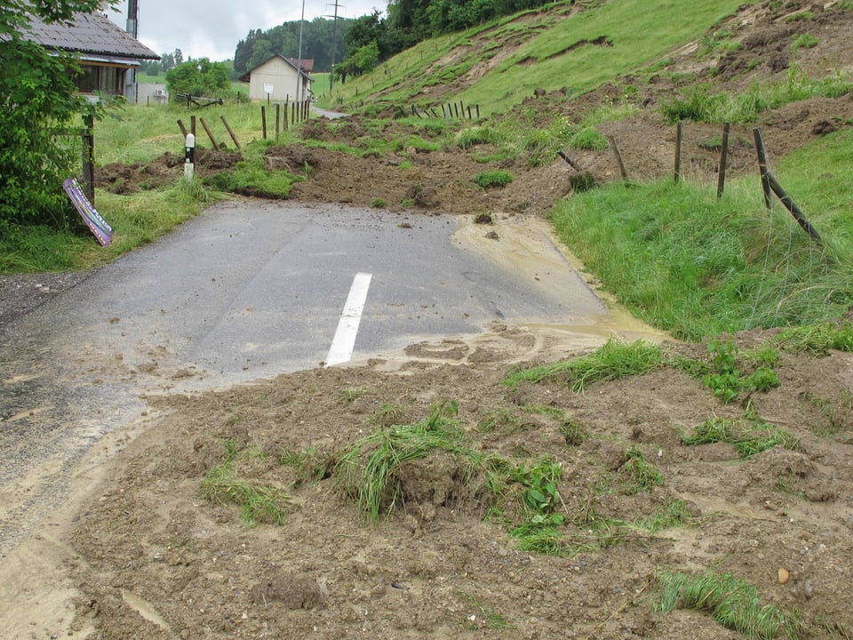 Eine Strasse mit Erdrutsch