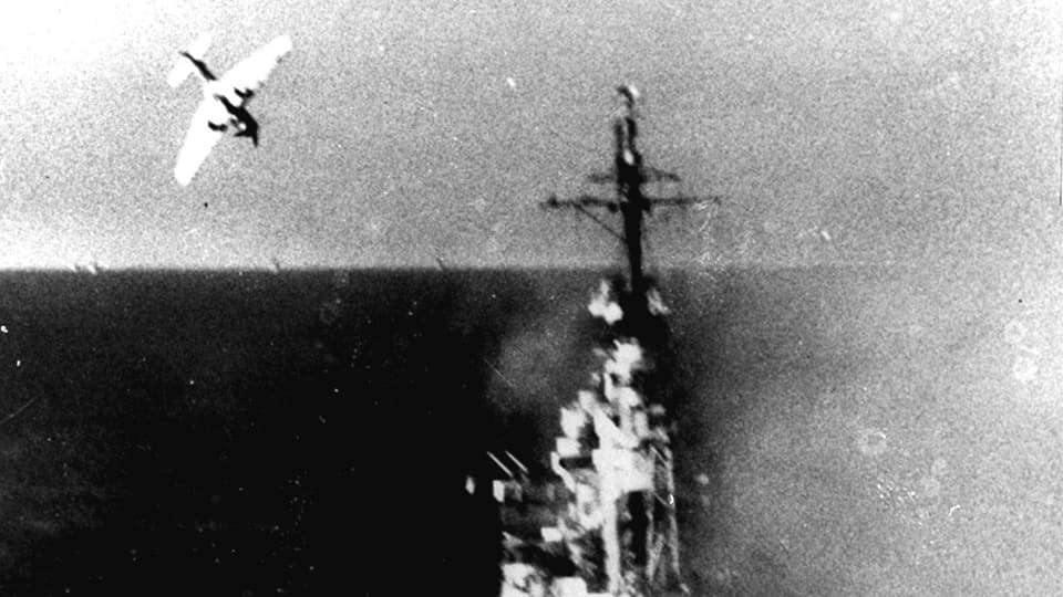 ein Kamikaze-Flieger im Anflug auf ein US-Kriegschiff. 
