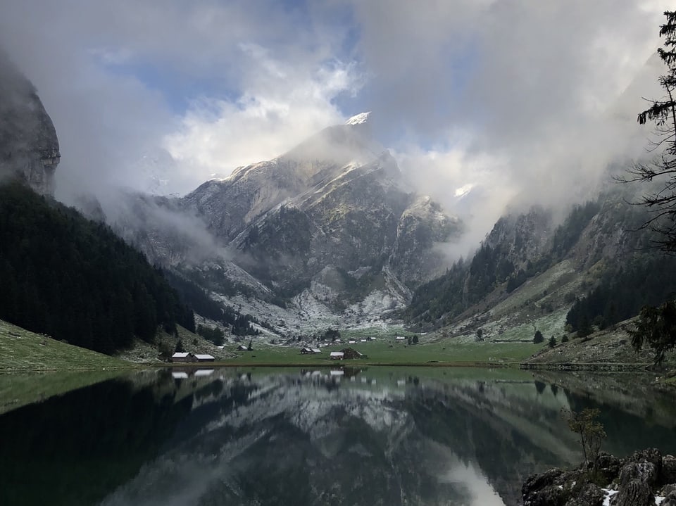 In einem Bergsee spiegelt sich der Alpstein.