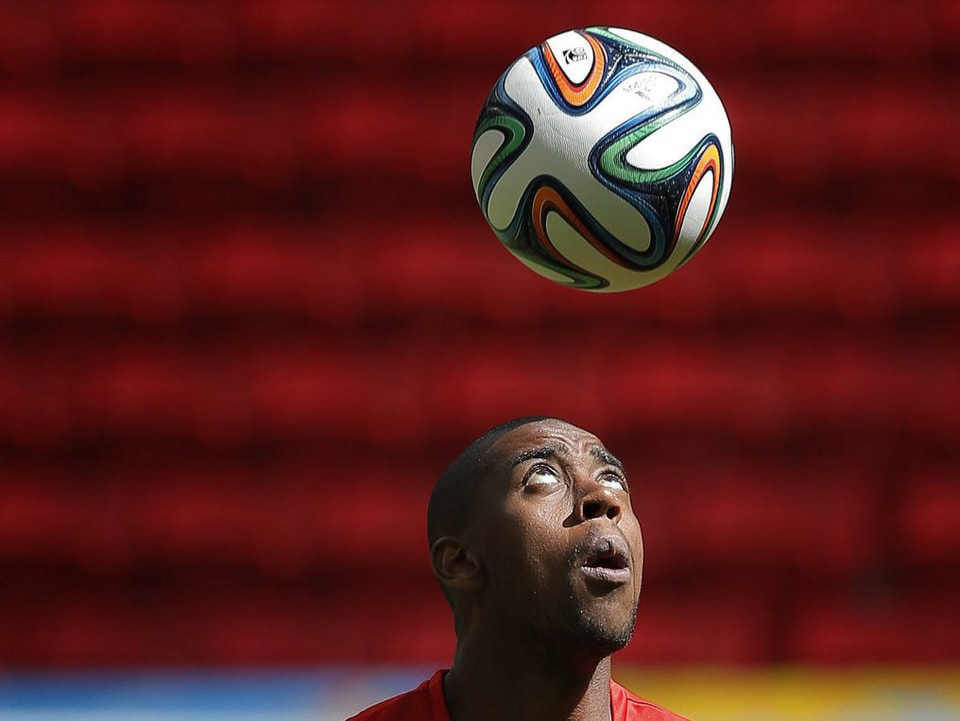 Gelson Fernandes beim Kopfball.