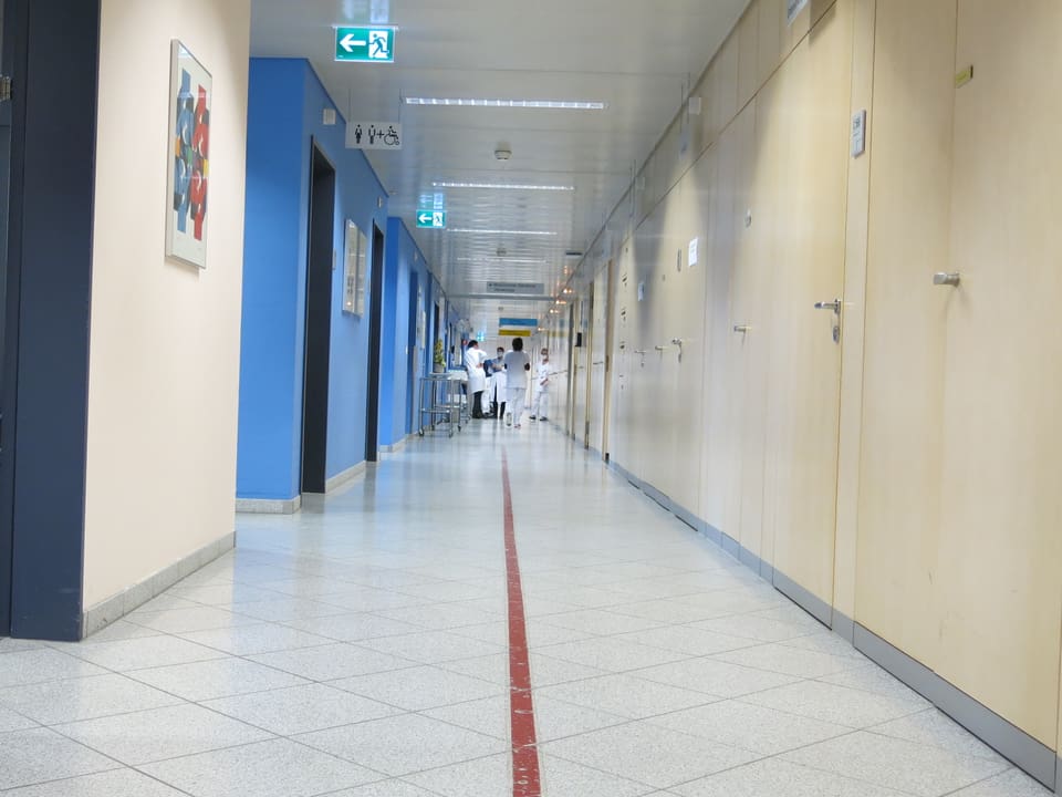 Langer Korridor auf der Medizinischen Onkologie am Inselspital.