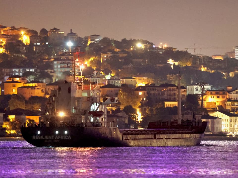 Ein Frachtschiff auf dem Bosporus in der Nacht