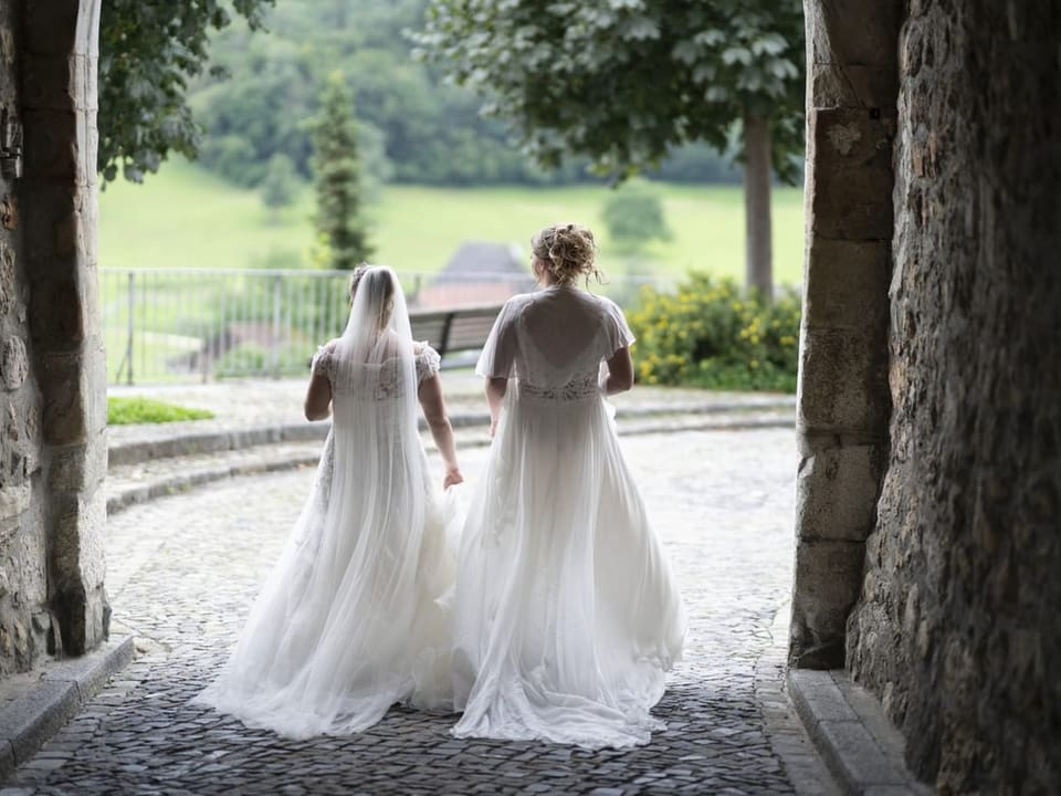 Zwei Frauen heiraten.