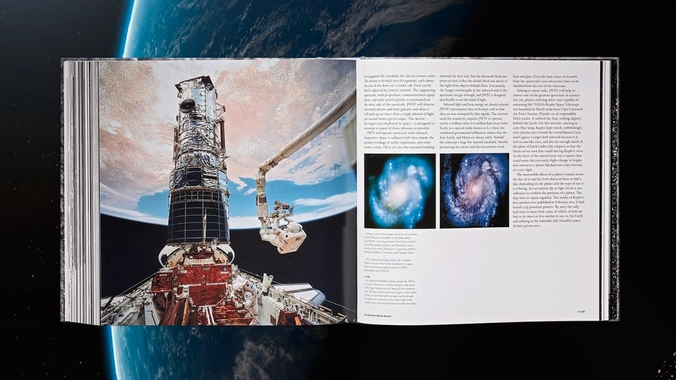 Ein Buch mit einem grossen und zwei kleinen Bildern vor dem Hintergrund der Erde im All aufgeschlagen. Auf dem grossen Bild sieht man die Erde aus dem Weltall betrachtet und davor eine Ruamkapsel, an der gerade ein Astronaut arbeitet.