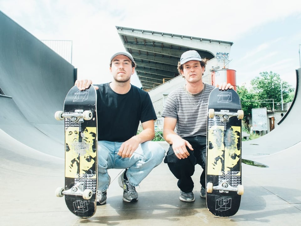 Gabriel und Lars posieren auf dem Skatepark im Gurzelen