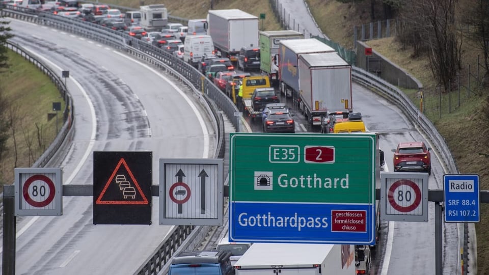 Lange Autokolonnen vor dem Gotthard-Nordportal