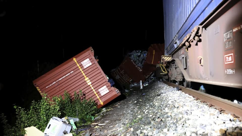 Ein umgefallener Zug neben Schienen