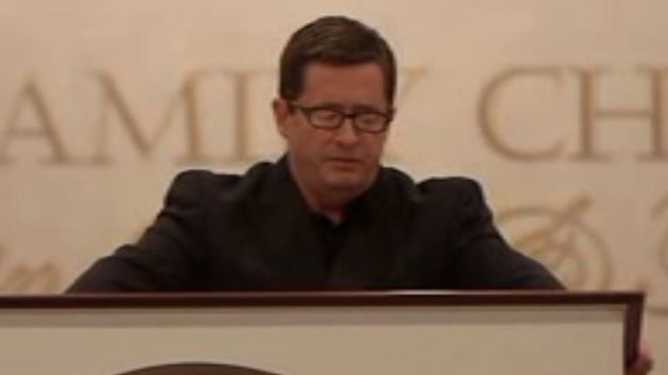 Pfarrer Bill Tvedt perdigt von seiner Kanzel.