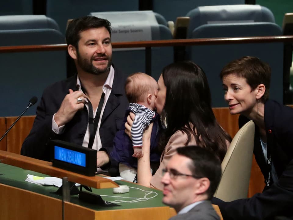 Jacinda Ardern mit Baby und Ehemann im UNO-Hauptsitz in New York