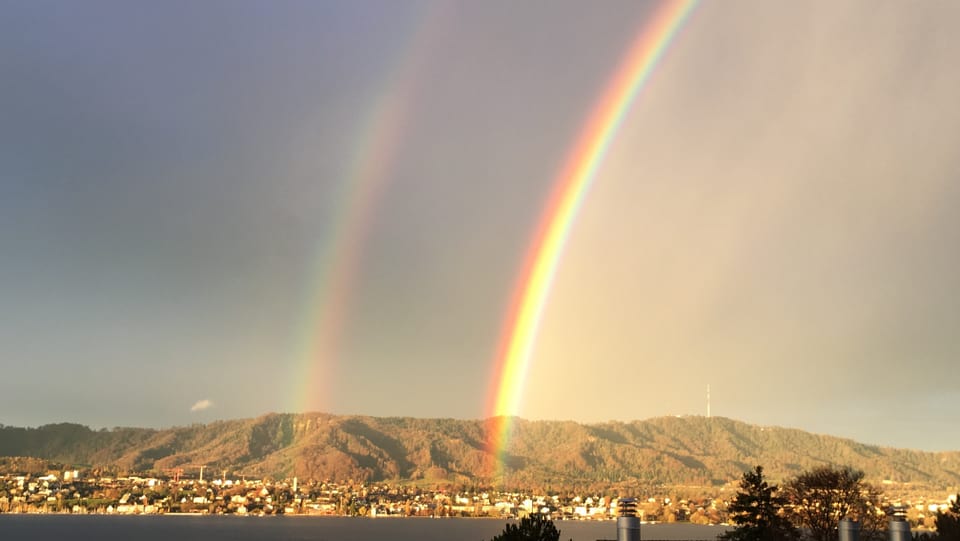 Doppelter Regenbogen über dem Zürichsee.