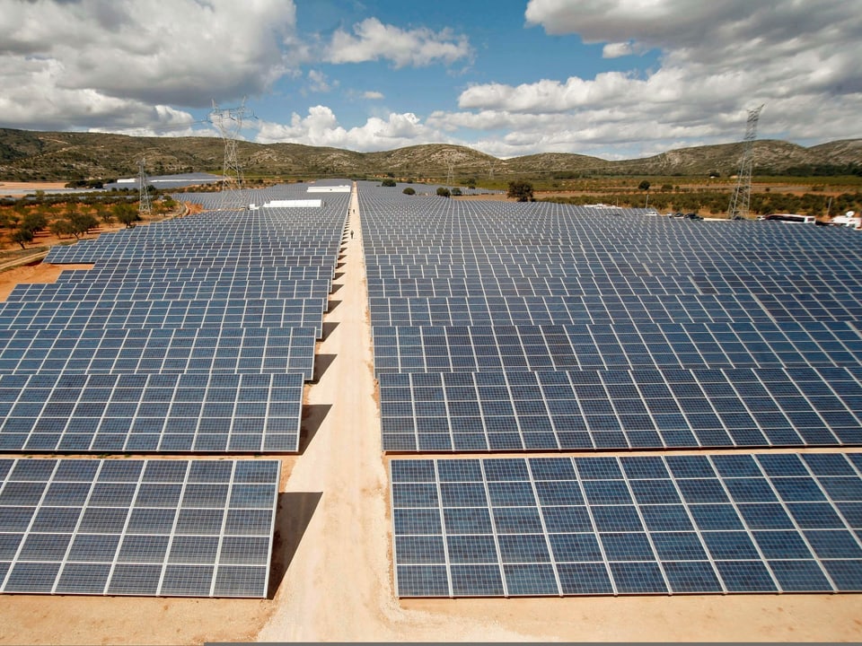 Solarpanels in Reih und Glied in der Nähe von Alicante, Spanien. 