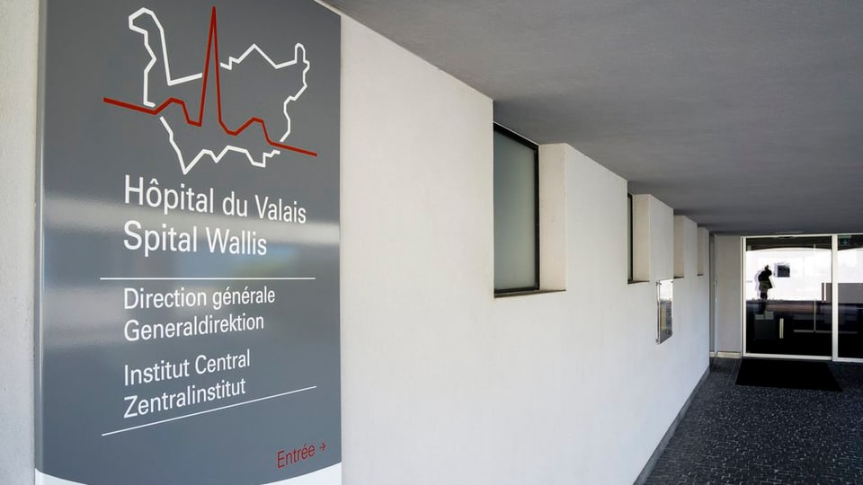 Eine Tafel mit dem Schriftzug «Spital Wallis»