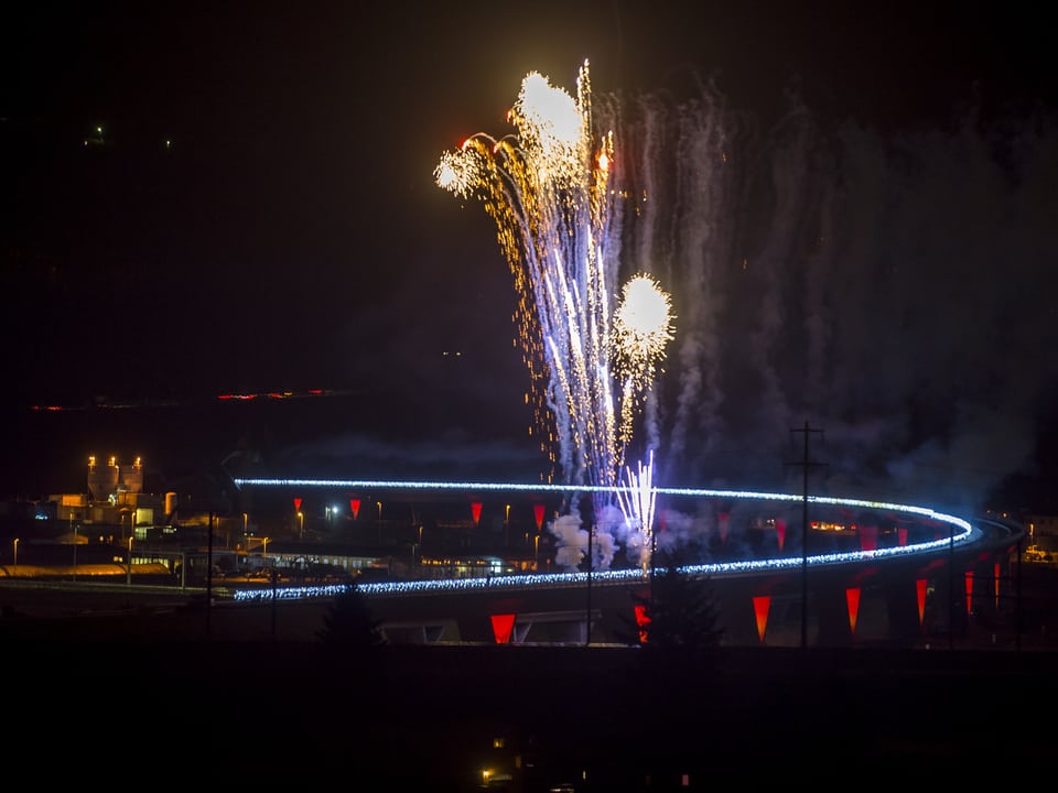 Feuerwerk, beleuchteter Viadukt.