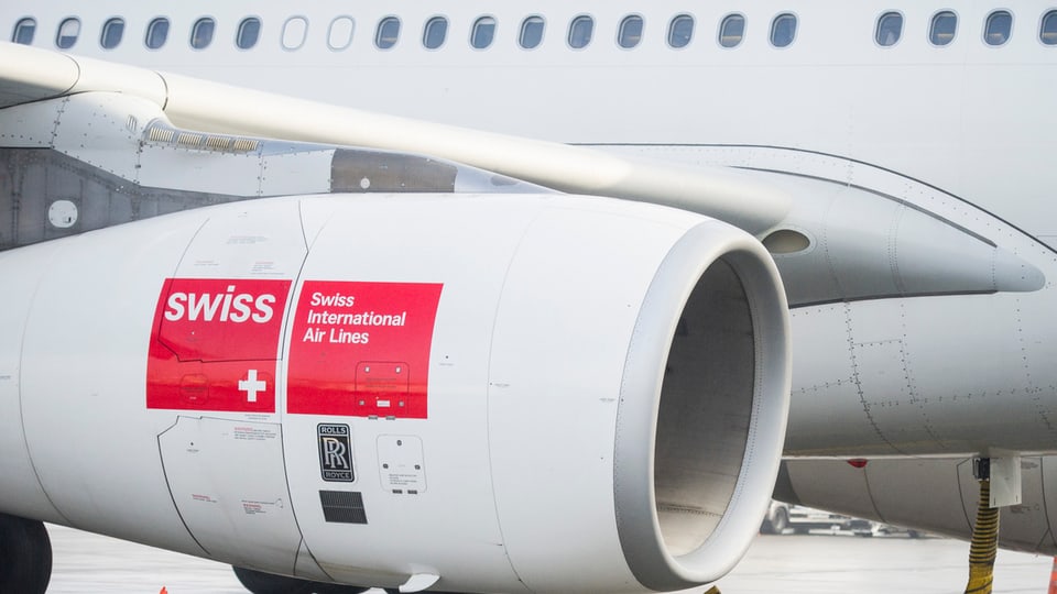 Triebwerk einer Swiss-Maschine mit Logo der Airline in Grossaufnahme