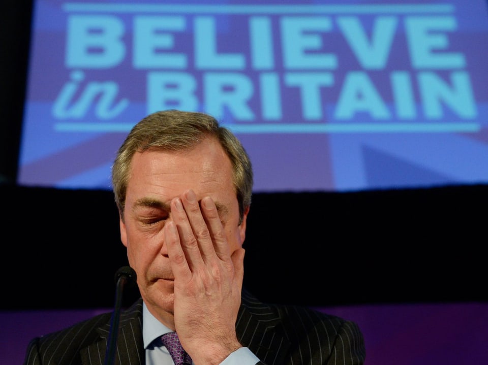 Ukip-Chef Nigel Farage hält sich eine Hand ins Gesicht.