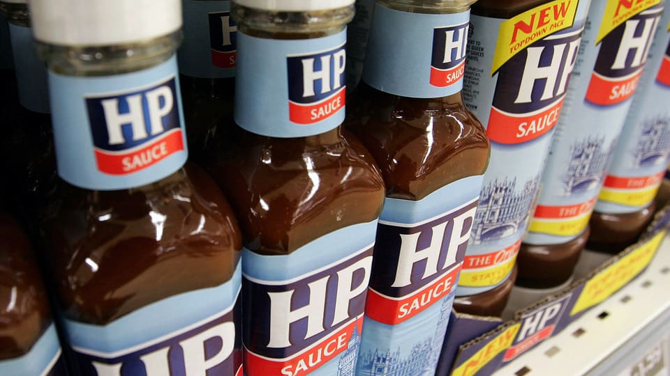 Flaschen der HP Sauce im Regal eines Ladens in Reih und Glied.