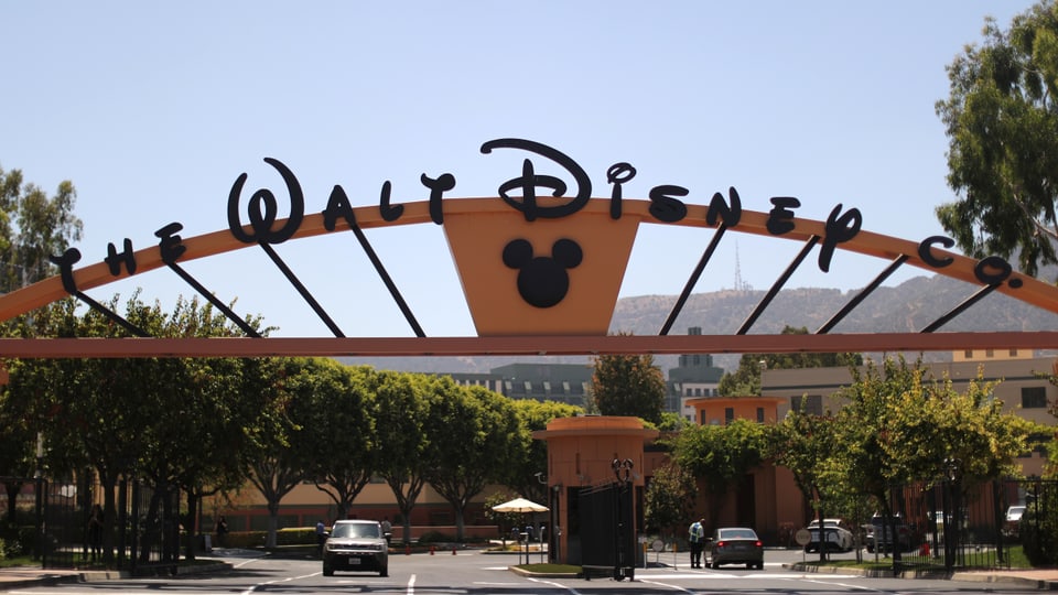 Auf dem Bild ist das Tor zu den Walt Disney Studios zu sehen.
