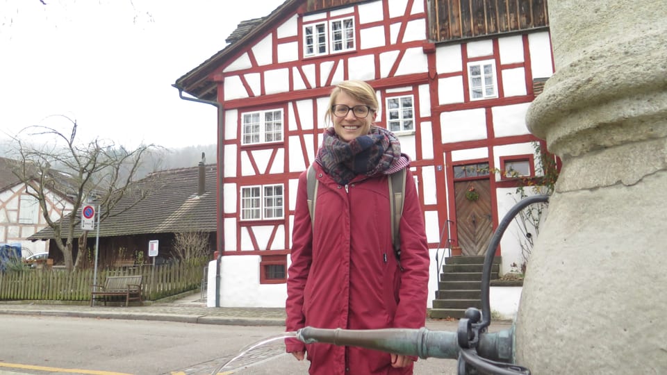 Historischer Kern in Zürich-Albisrieden mit Riegelhaus und Brunnen. Mit im Bild Studentin Céline Guillod