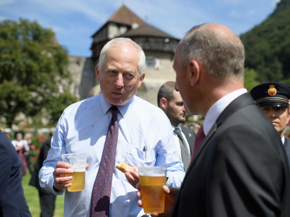 Auch der Fürst genehmigt sich ein Bier: Fürst Hans-Adam II (links) spricht mit Regierungschef Adrian Hasler anlässlich des Nationalfeiertags 2016.