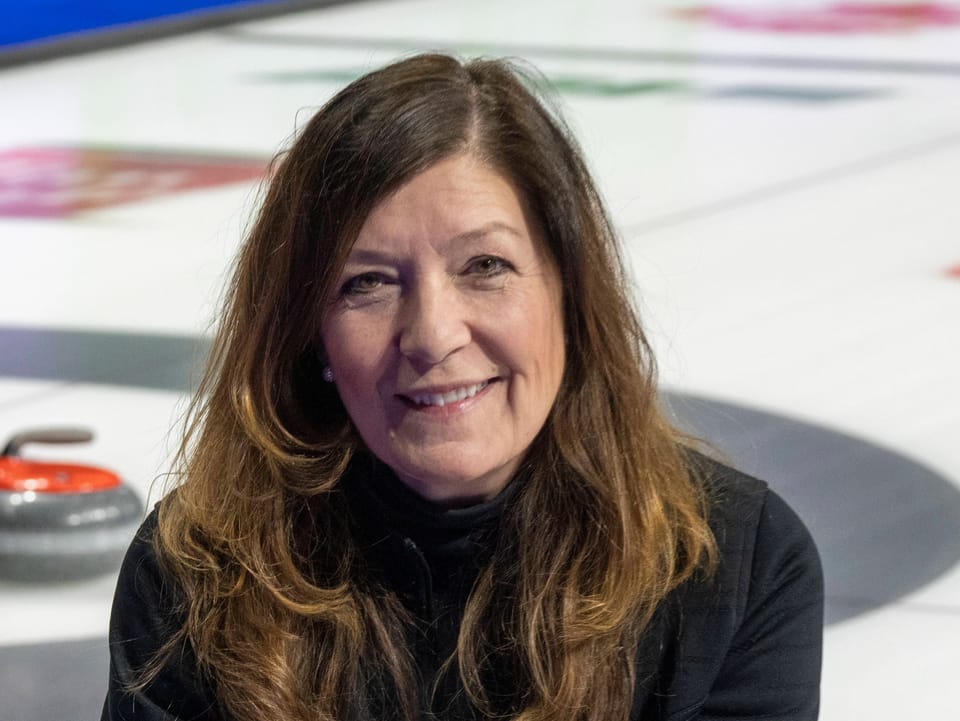 Katherine Henderson posiert an einem Curling-Turnier für ein Foto