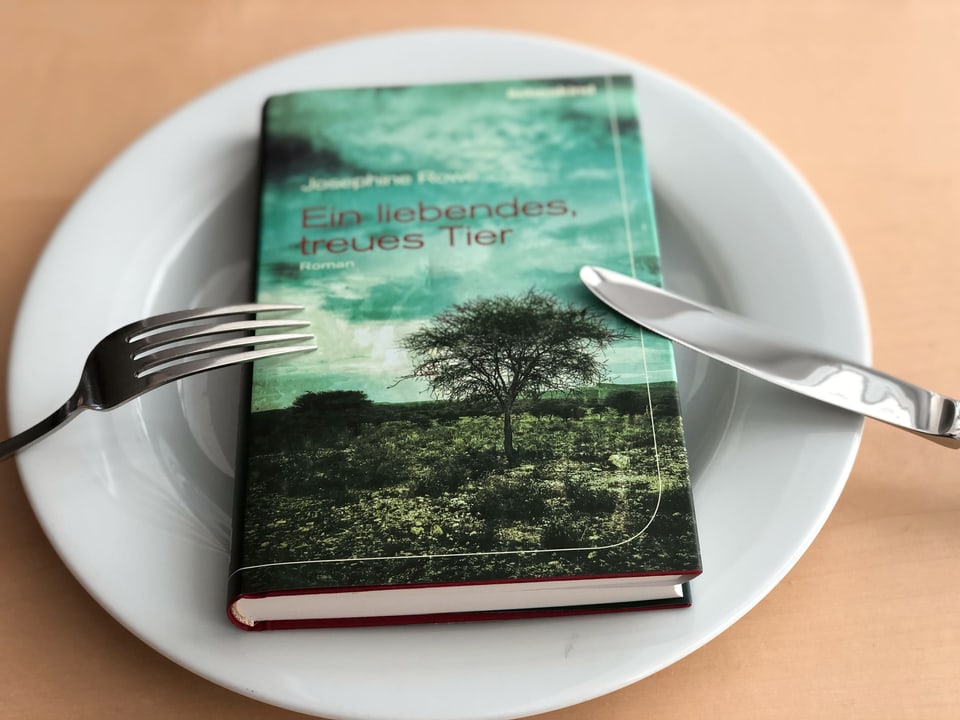 Der Roman «Ein liebendes, treues Tier» liebt auf einem weissen Teller