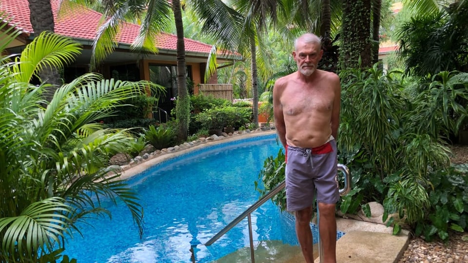 Richard Grünig vor dem Swimming Pool