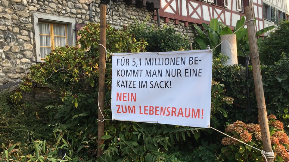 Plakat mit nein-Parole in einem Garten aufgehängt