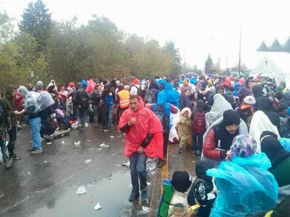 Flüchtlinge auf offener Stasse in Hegyeshalom