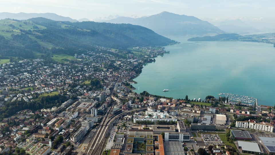 Die Stadt Zug in einer Luftaufnahme mit See und Bergen.