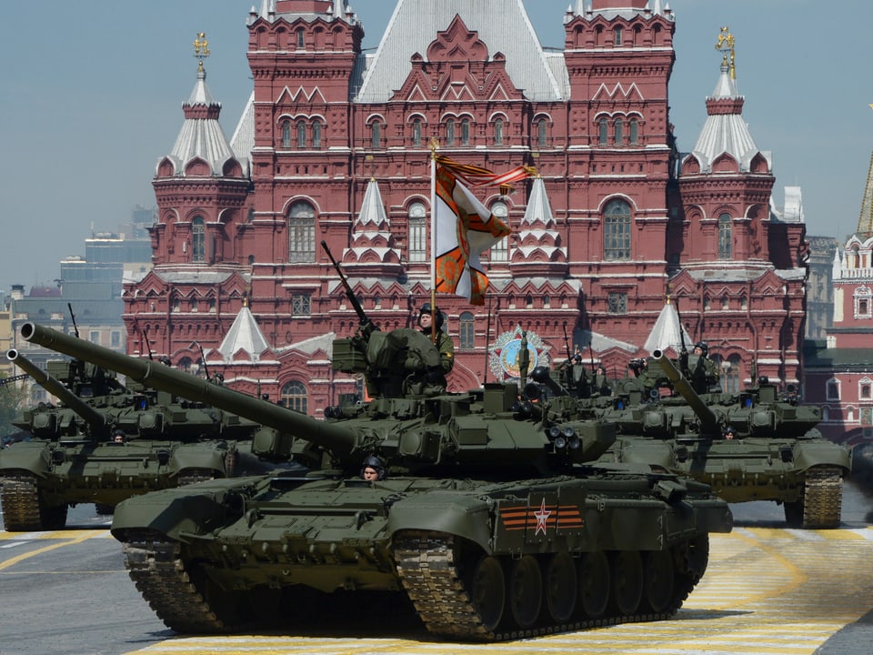Panzer rollen über den Roten Platz in Moskau. 