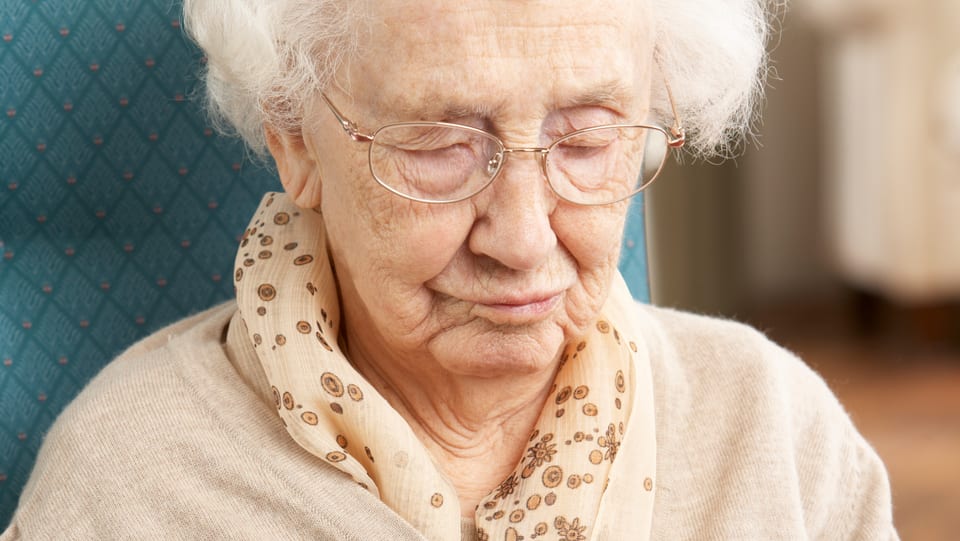 Verwirrte Seniorin