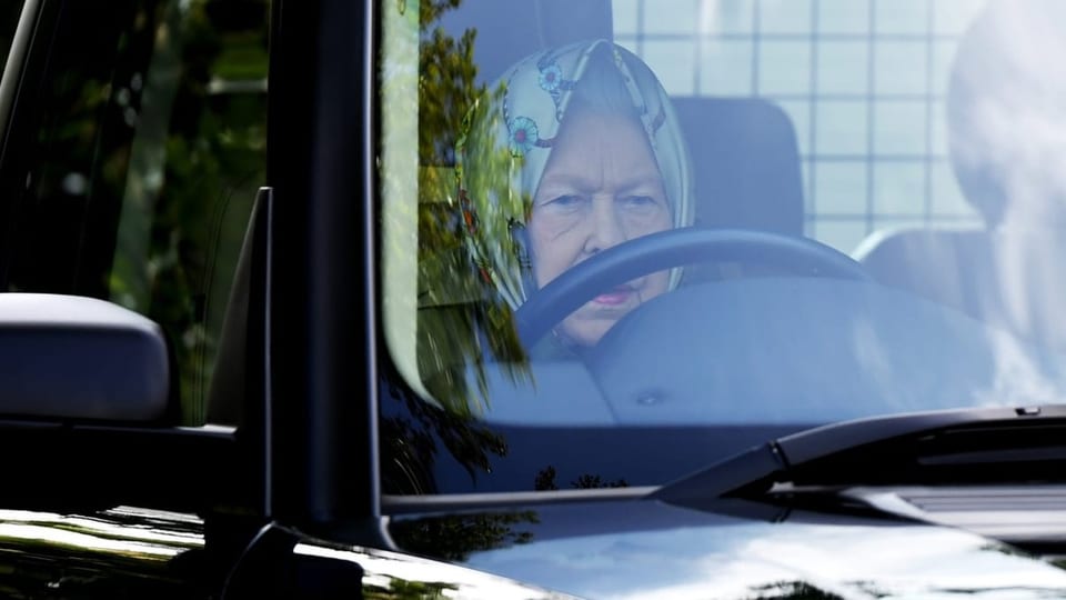 Die Queen in einem Auto hinter Steuer