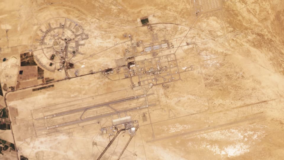 Satellitenaufnahme von Flugfeld in der Wüste